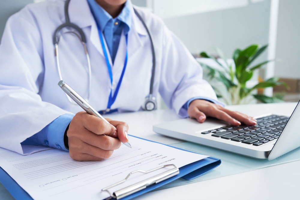 Normas de Medicina e Segurança do Trabalho se aplicam aos estagiários: médico consultando.
