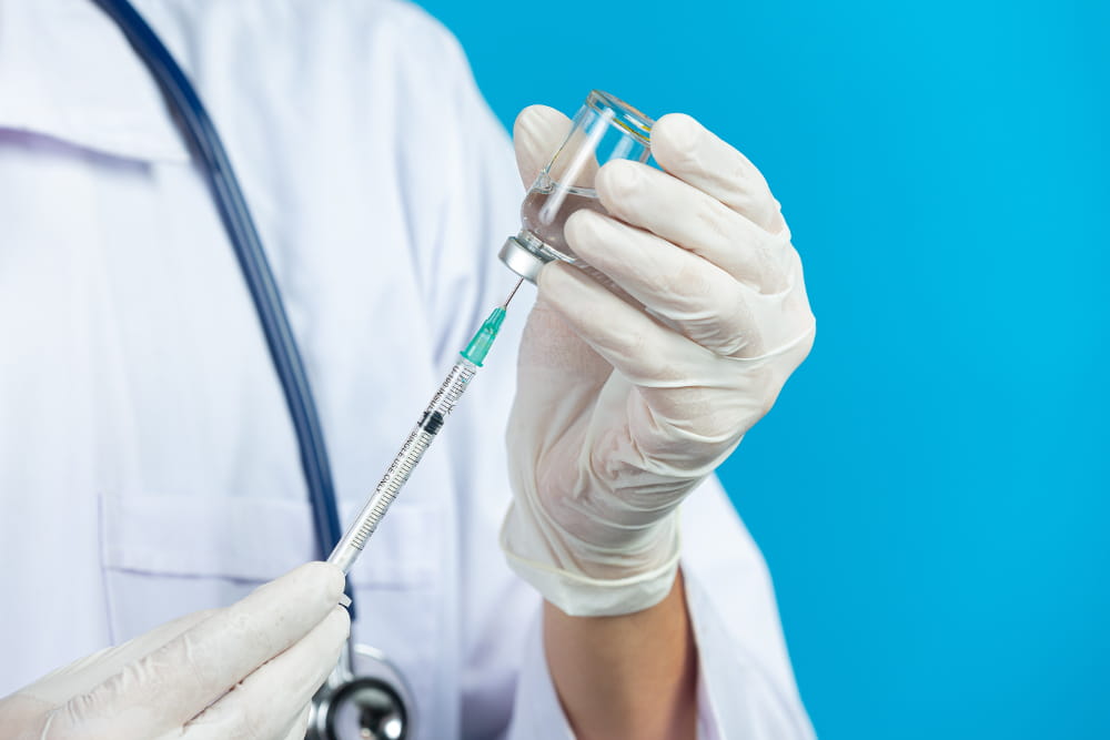 Boas notícias de 2020 para renovar as esperanças: médico com uma vacina em mãos.
